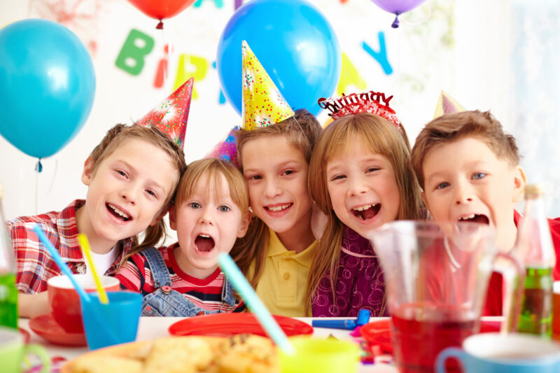 Bambini felici a una festa di compleanno allestita da Party Boom